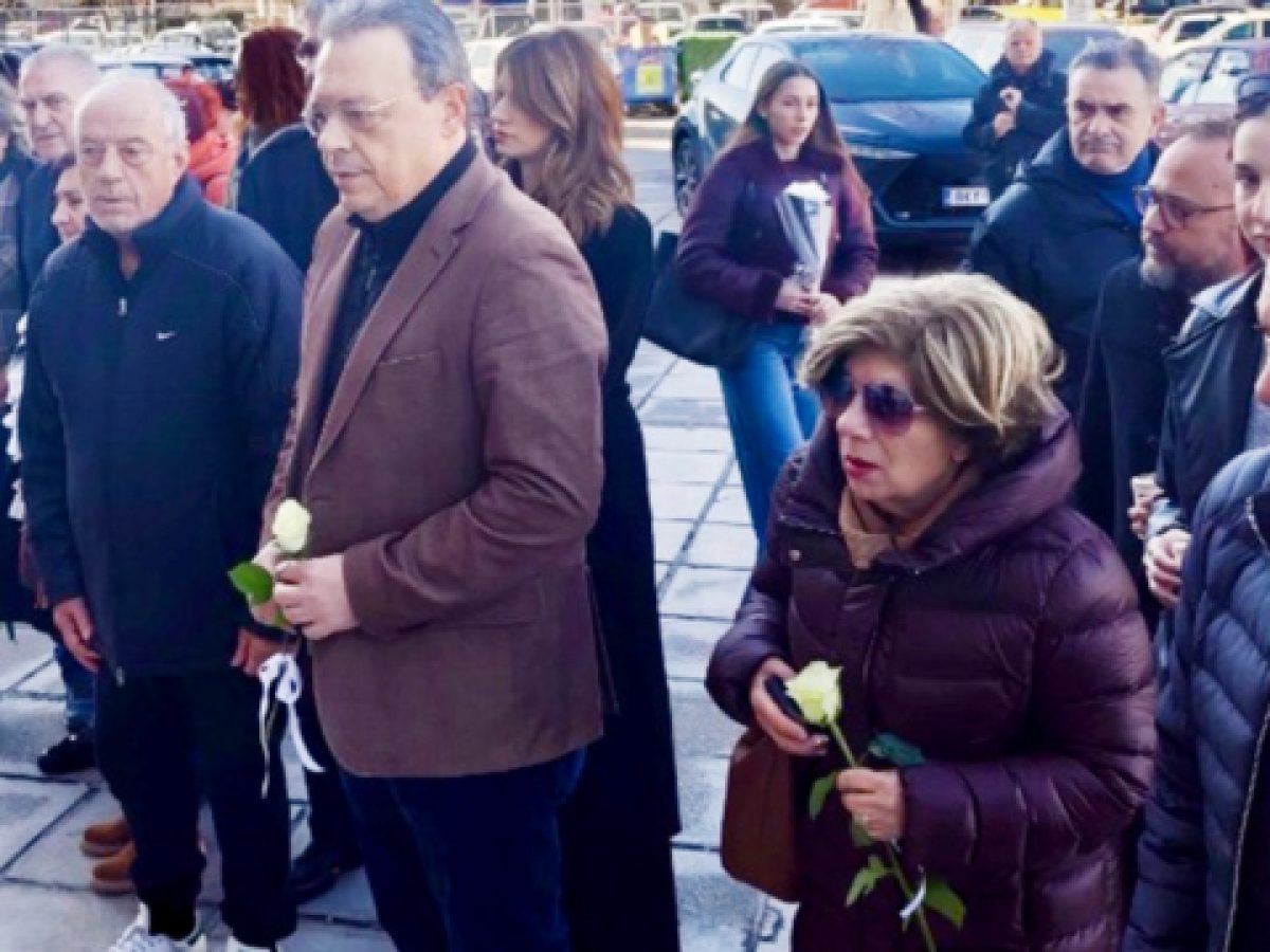 Φάμελλος: Άφησε λευκό τριαντάφυλλο έξω από την Τούμπα, στη μνήμη των αδικοχαμένων οπαδών του ΠΑΟΚ – “Όλη