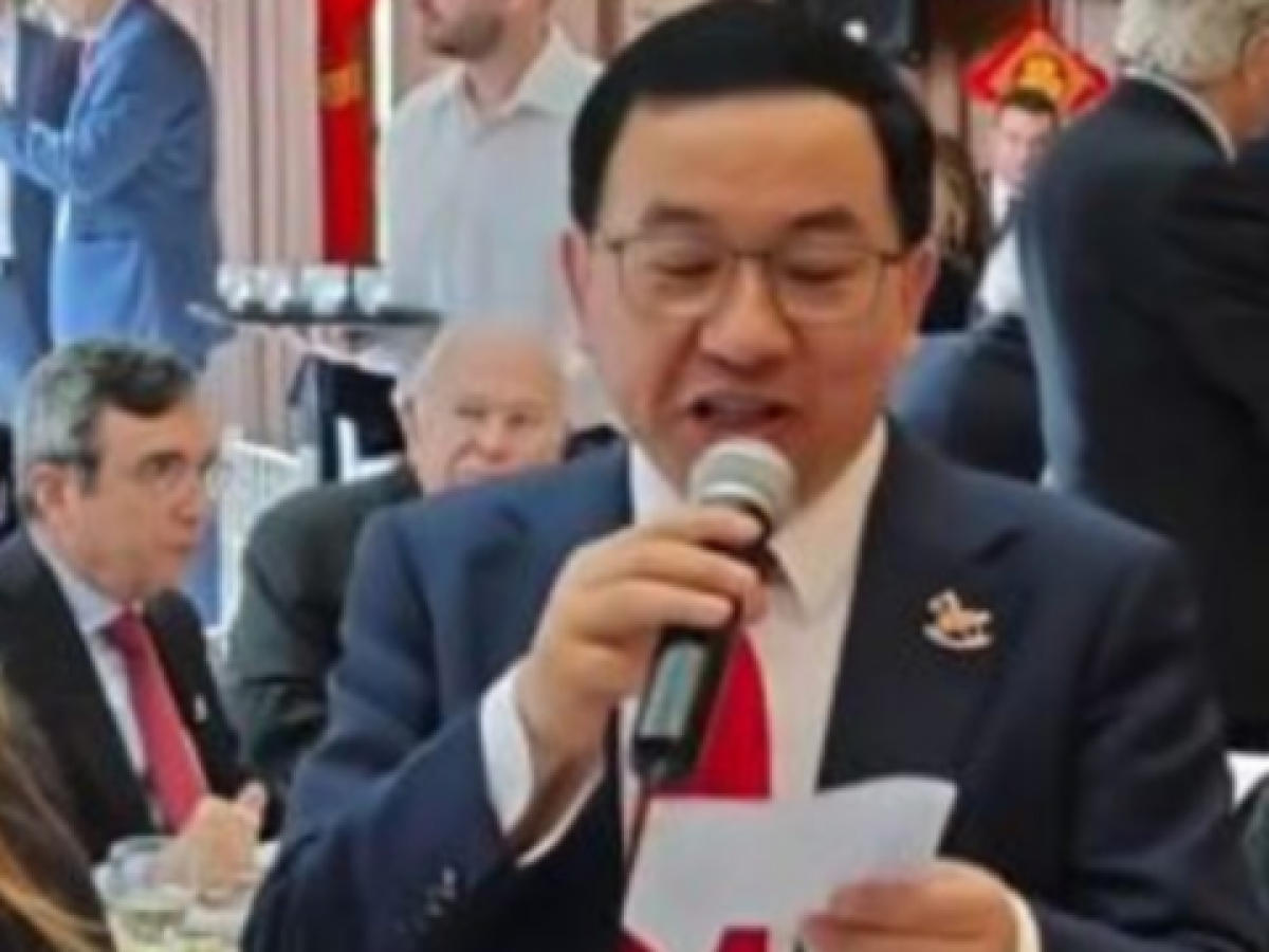 Η απρόσμενη έκπληξη του Κινέζου πρέσβη στην Αθήνα: Πήρε το μικρόφωνο και τραγούδησε το “Ας κρατήσουν οι χ