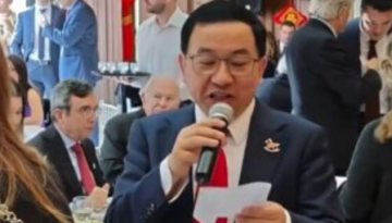 Η απρόσμενη έκπληξη του Κινέζου πρέσβη στην Αθήνα: Πήρε το μικρόφωνο και τραγούδησε το “Ας κρατήσουν οι χ