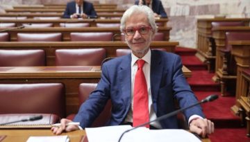 Νίκος Βλαχάκος: “Δεν σέβεται τη μνήμη του αδελφού μου” – Τι λέει στο parapolitika.gr για την επίθεση