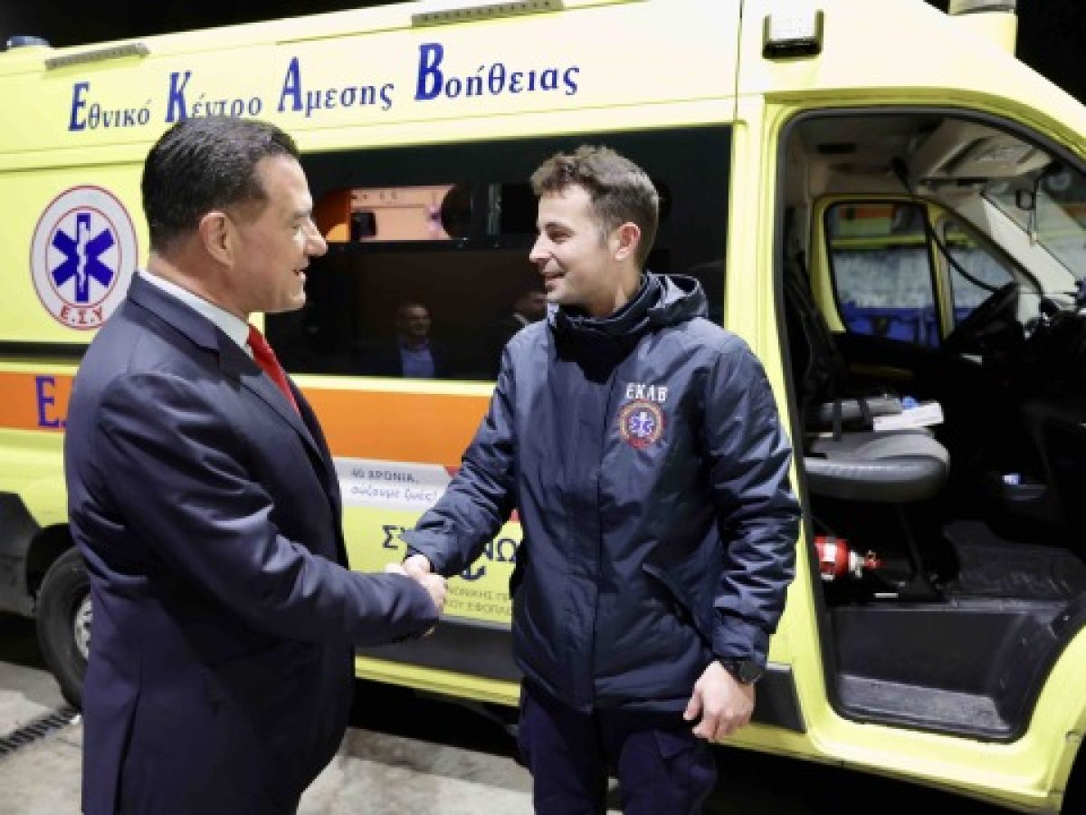 Αδωνις Γεωργιάδης: Επίσκεψη στο ΕΚΑΒ λίγο πριν την αλλαγή του χρόνου – “Τους αγαπάμε και τους λέμε ένα με