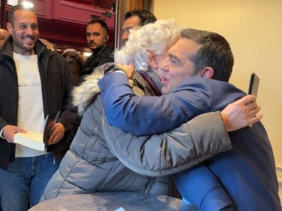 Αλέξης Τσίπρας: Υπογράφει το βιβλίο του “Ιθάκη” με αφιερώσεις σε αναγνώστες του