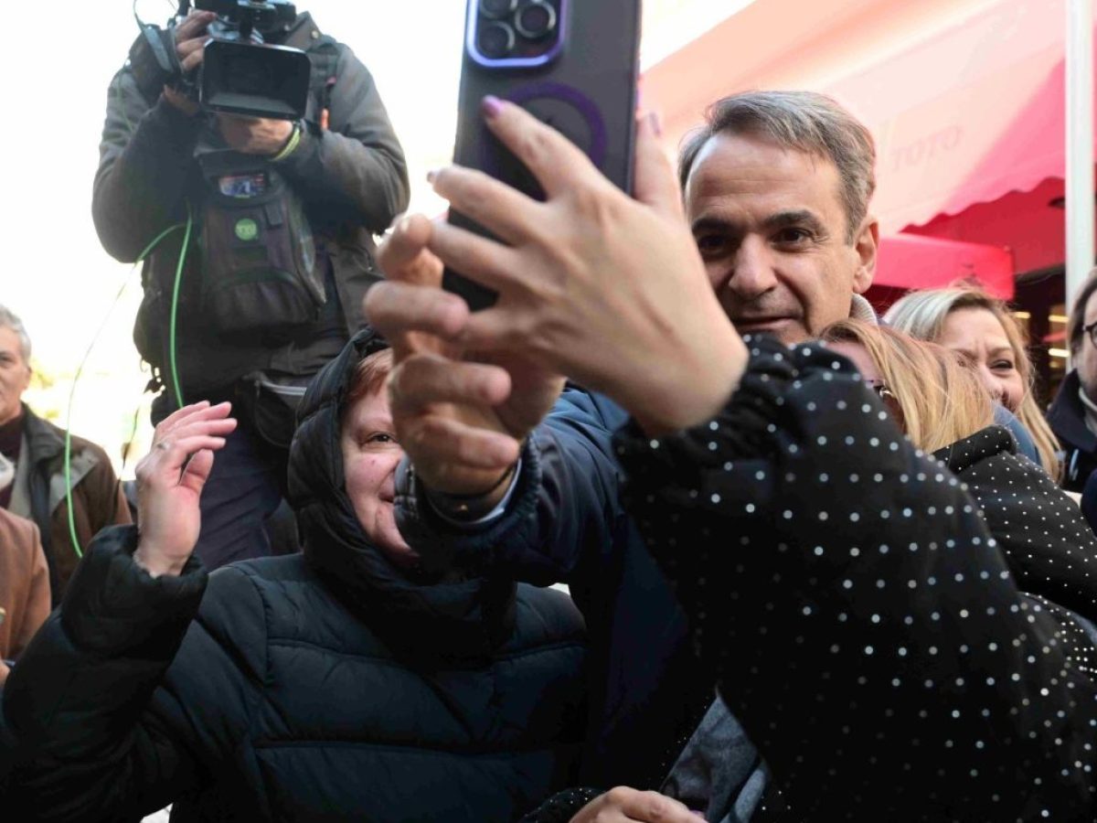 “Έχω γίνει ειδικός στις selfies”: Η βόλτα Μητσοτάκη στο Μαρούσι για να συνομιλήσει με πολίτες, vid
