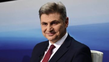 &Epsilon;&kappa;&tau;ό&sigmaf; &epsilon;&upsilon;&rho;&omega;&omicron;&mu;ά&delta;&alpha;&sigmaf; &tau;&omicron;&upsilon; &Sigma;&Upsilon;&Rho;&Iota;&Zeta;A &omicron; &Nu;ί&kappa;&omicron;&sigmaf; &Phi;&alpha;&rho;&alpha;&nu;&tau;&omicron;ύ&rho;&eta;&sigmaf; &mu;&epsilon; &alpha;&pi;ό&phi;&alpha;&sigma;&eta; &Phi;ά&mu;&epsilon;&lambda;&lambda;&omicron;&upsilon;