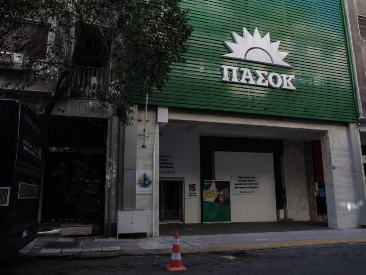 Ένας φεύγει