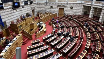 Ενός λεπτού σιγή στη Βουλή για τις νεκρές εργαζόμενες στα Τρίκαλα και τους φιλάθλους του ΠΑΟΚ