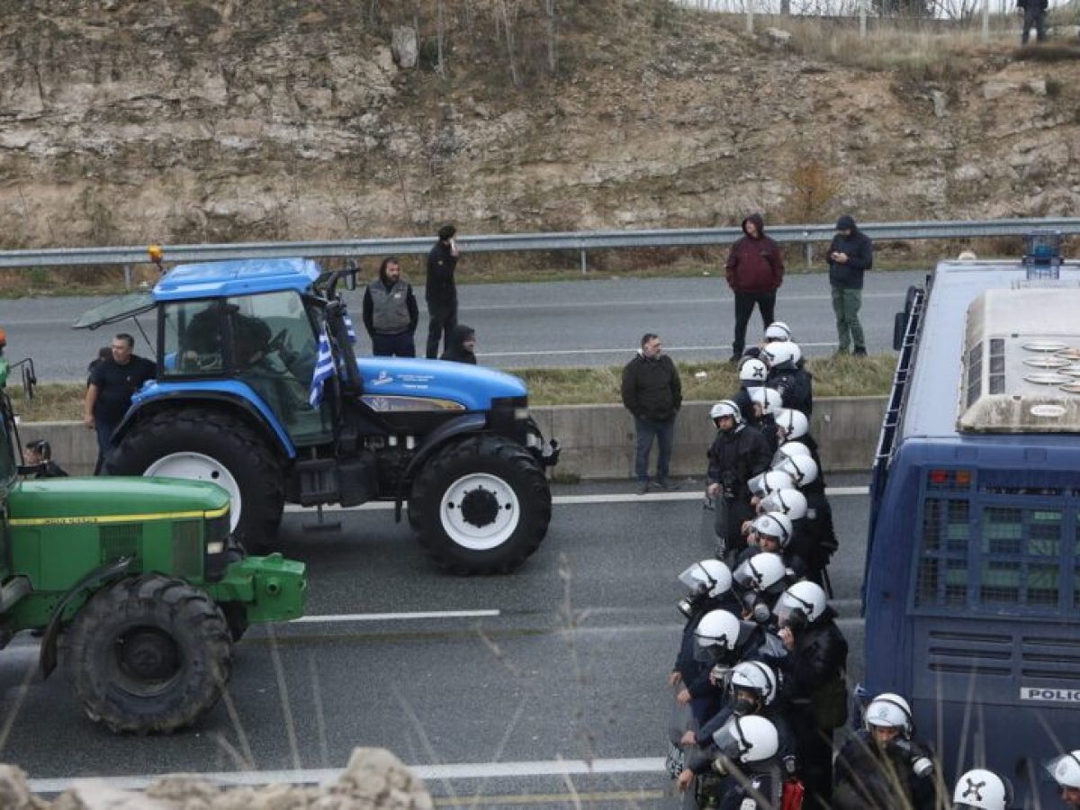 Επιχείρηση «μπλόκο στα μπλόκα» ξεκινά το Μαξίμου: Απειλεί τους αγρότες με αστικές και ποινικές διώξεις