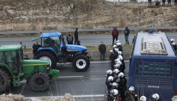 &Epsilon;&pi;&iota;&chi;&epsilon;ί&rho;&eta;&sigma;&eta; &laquo;&mu;&pi;&lambda;ό&kappa;&omicron; &sigma;&tau;&alpha; &mu;&pi;&lambda;ό&kappa;&alpha;&raquo; &xi;&epsilon;&kappa;&iota;&nu;ά &tau;&omicron; &Mu;&alpha;&xi;ί&mu;&omicron;&upsilon;: &Alpha;&pi;&epsilon;&iota;&lambda;&epsilon;ί &tau;&omicron;&upsilon;&sigmaf; &alpha;&gamma;&rho;ό&tau;&epsilon;&sigmaf; &mu;&epsilon; &alpha;&sigma;&tau;&iota;&kappa;έ&sigmaf; &kappa;&alpha;&iota; &pi;&omicron;&iota;&nu;&iota;&kappa;έ&sigmaf; &delta;&iota;ώ&xi;&epsilon;&iota;&sigmaf;