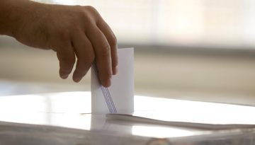 &Epsilon;&pi;&iota;&sigma;&tau;&omicron;&lambda;&iota;&kappa;ή &psi;ή&phi;&omicron;&sigmaf;: &Sigma;&tau;&omicron; &tau;&rho;&alpha;&pi;έ&zeta;&iota; &tau;&alpha; ό&rho;&iota;&alpha; &tau;&eta;&sigmaf; &sigma;&upsilon;&nu;&alpha;ί&nu;&epsilon;&sigma;&eta;&sigmaf; &kappa;&alpha;&iota; &omicron;&iota; &kappa;ό&kappa;&kappa;&iota;&nu;&epsilon;&sigmaf; &gamma;&rho;&alpha;&mu;&mu;έ&sigmaf;