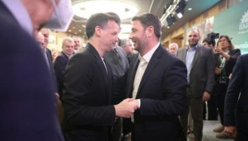 Επίθεση Δούκα και Γερουλάνου σε Ανδρουλάκη με πρόφαση τη «βελόνα» του ΠΑΣΟΚ, που φροντίζουν με τη στάση τους να μην κουνη