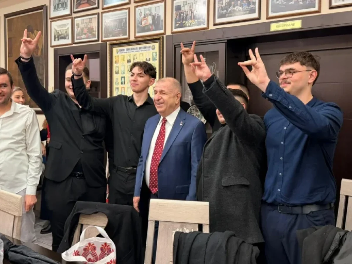 Φωνή της Ροδόπης: Φωτογραφίες που προκαλούν! Η χειρονομία των Γκρίζων Λύκων κατά την επίσκεψη του Τούρκου πολιτικού στην