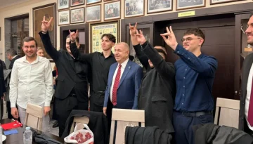 Φωνή της Ροδόπης: Φωτογραφίες που προκαλούν! Η χειρονομία των Γκρίζων Λύκων κατά την επίσκεψη του Τούρκου πολιτικού στην