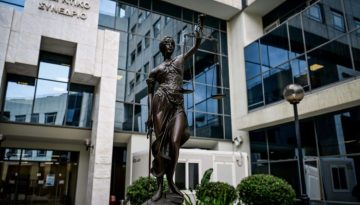 &Eta; &Delta;&iota;&kappa;&alpha;&iota;&omicron;&sigma;ύ&nu;&eta; &epsilon;&nu; ό&psi;&epsilon;&iota; &tau;&omega;&nu; &alpha;&lambda;&lambda;&alpha;&gamma;ώ&nu; &sigma;&tau;&omicron; &Sigma;ύ&nu;&tau;&alpha;&gamma;&mu;&alpha;