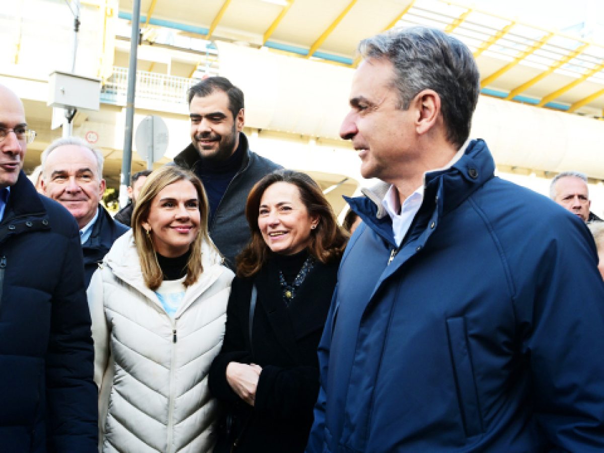 Η επίσκεψη Μητσοτάκη στο Μαρούσι, το κομπλιμέντο για το μπουφάν του Κωστή Χατζηδάκη και το… χαμηλό βαρομετρικό