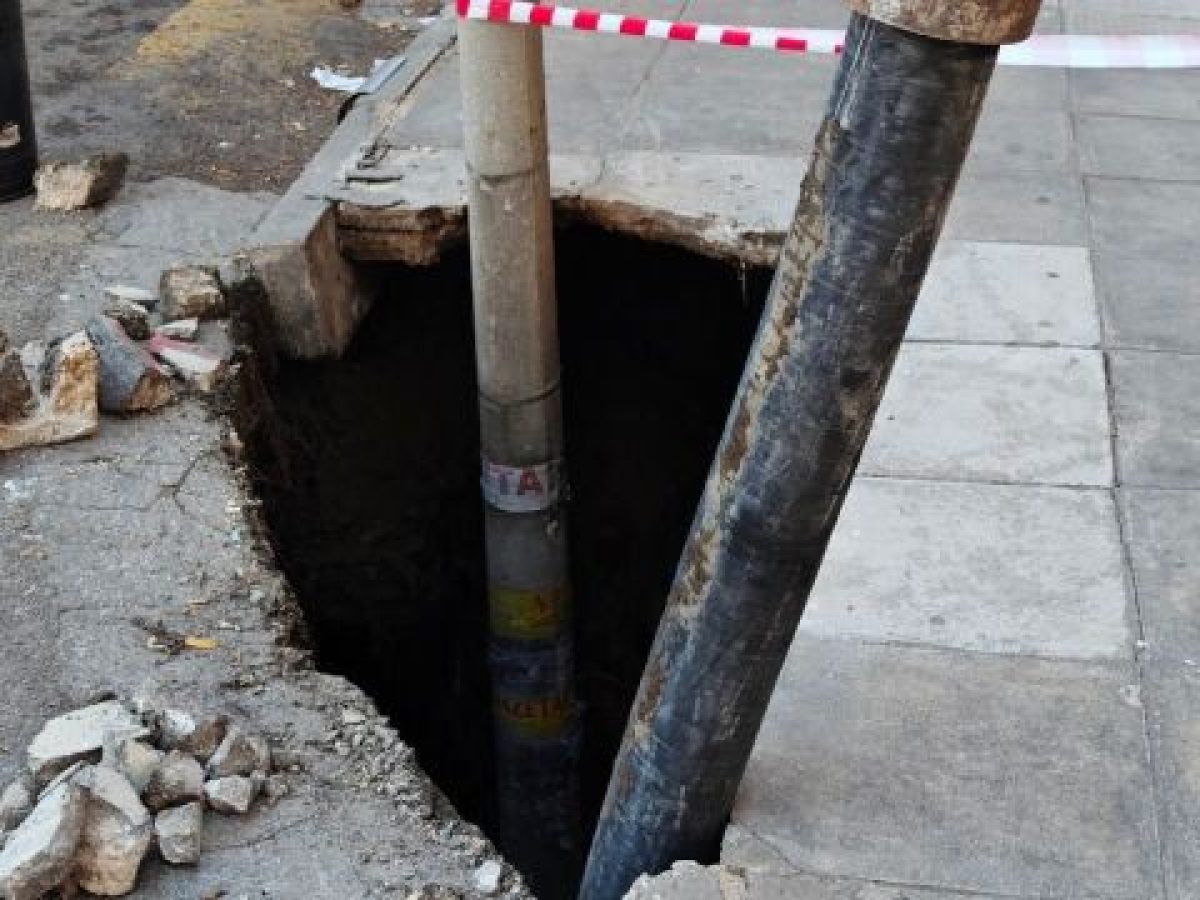 Η καθίζηση του οδοστρώματος στο Παγκράτι, οι προειδοποιήσεις για σοβαρό κίνδυνο στην Κατεχάκη και οι επί γης τρύπες στο Μ