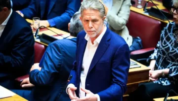 Η παράταση στη δημοσκοπική βελόνα του ΠΑΣΟΚ από Γερουλάνο, οι στοχευμένες αιχμές για την ηγεσία και η… κομψή απάντηση γ