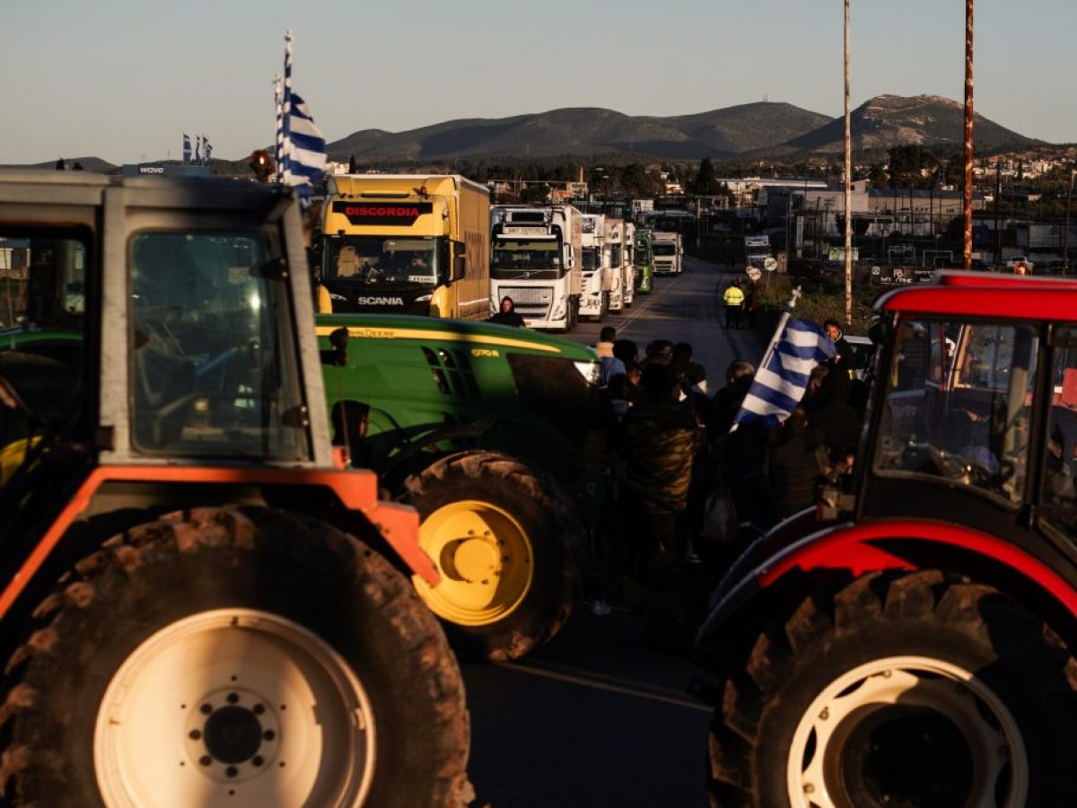 «Οι παρόντες διαμορφώνουν εξελίξεις» λέει ο Μητσοτάκης για τη συνάντηση με μειοψηφία των αγροτών – Συνεχίζονται οι αγροτι