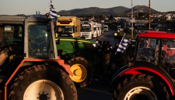 «Οι παρόντες διαμορφώνουν εξελίξεις» λέει ο Μητσοτάκης για τη συνάντηση με μειοψηφία των αγροτών – Συνεχίζονται οι αγροτι