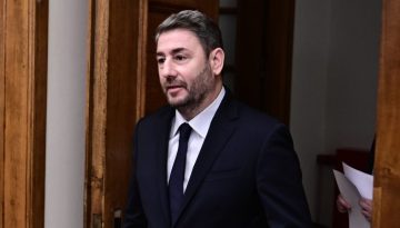 Η πορεία του ΠΑΣΟΚ από το 20% στην κολλημένη «βελόνα», η νέα διορία Γερουλάνου και το πιο ηχηρό καμπανάκι του Δούκα