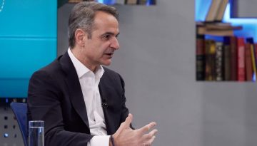 &Eta; &laquo;&pi;&rho;&omicron;&beta;&omicron;&kappa;&alpha;&tau;ό&rho;&iota;&kappa;&eta;&raquo; &epsilon;&rho;ώ&tau;&eta;&sigma;&eta; &Mu;ά&nu;&epsilon;&sigma;&eta; &sigma;&tau;&omicron;&nu; &Mu;&eta;&tau;&sigma;&omicron;&tau;ά&kappa;&eta;: &laquo;&Pi;&alpha;&rho;&alpha;&mu;έ&nu;&epsilon;&tau;&epsilon; &Pi;&alpha;&nu;&alpha;&theta;&eta;&nu;&alpha;ϊ&kappa;ό&sigmaf;;&raquo;