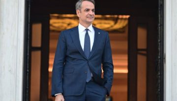 &Eta; &laquo;&Tau;&rho;ί&tau;&eta; &kappa;&alpha;&iota; 13&raquo; &chi;&tau;ύ&pi;&eta;&sigma;&epsilon; &tau;&eta;&nu; &kappa;&upsilon;&beta;έ&rho;&nu;&eta;&sigma;&eta; &ndash; &Pi;ώ&sigmaf; &gamma;&kappa;&rho;&epsilon;&mu;ί&sigma;&tau;&eta;&kappa;&alpha;&nu; &omicron;&iota; &gamma;έ&phi;&upsilon;&rho;&epsilon;&sigmaf; &mu;&epsilon; &tau;&omicron;&upsilon;&sigmaf; &alpha;&gamma;&rho;ό&tau;&epsilon;&sigmaf;