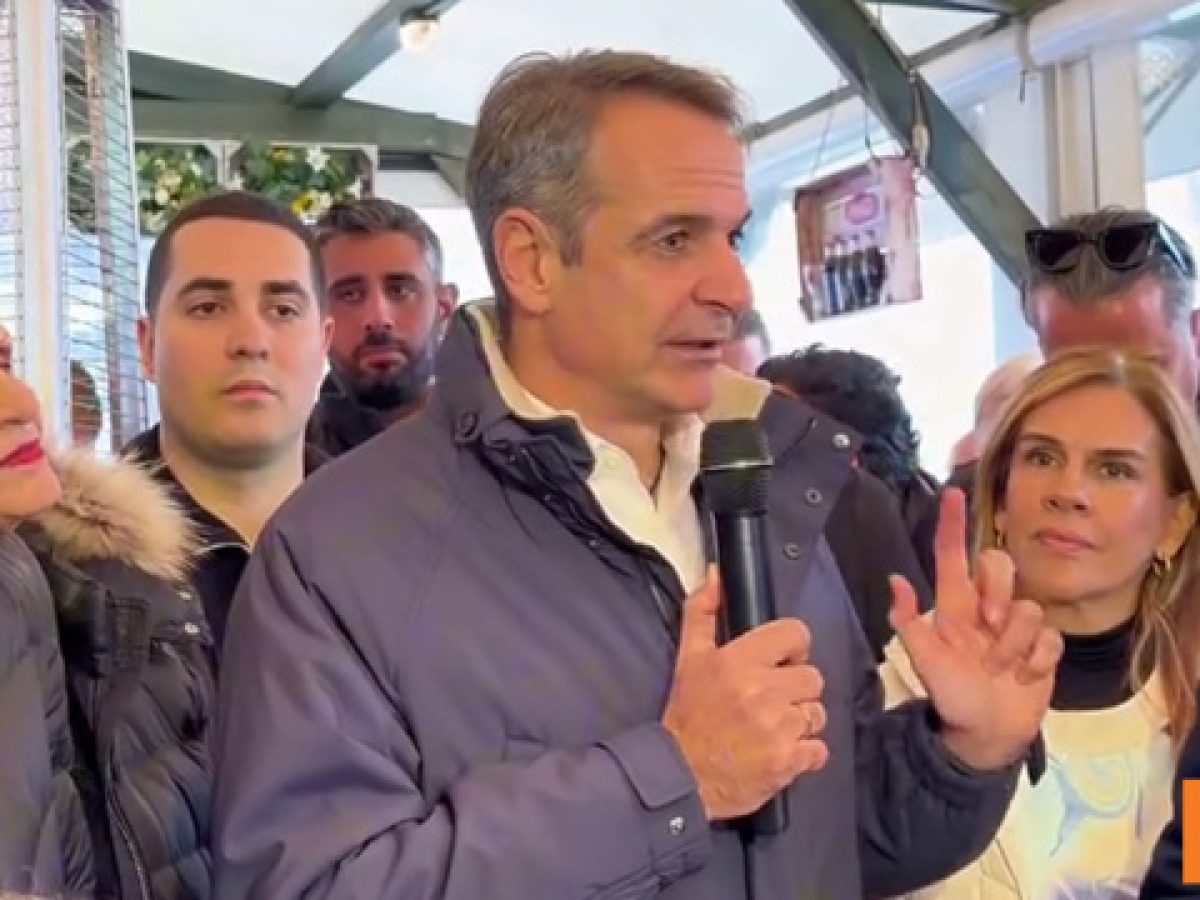 Η βόλτα του Μητσοτάκη στο Μαρούσι και η κουβέντα με τους πολίτες στα καταστήματα, δείτε βίντεο