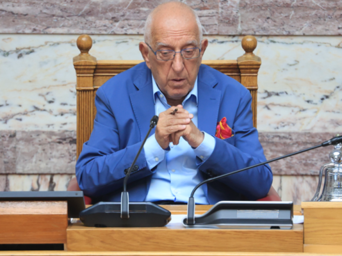 Η Βουλή «υιοθετεί» το παιδί του πεσόντος λιμενικού με «καρφί» Κακλαμάνη για Κικίλια