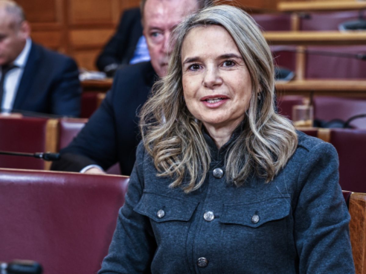 Η Αποστολάκη ρωτά γιατί κάλεσε (η ίδια) τον Κασίμη στην Εξεταστική για τον ΟΠΕΚΕΠΕ – Δείτε βίντεο