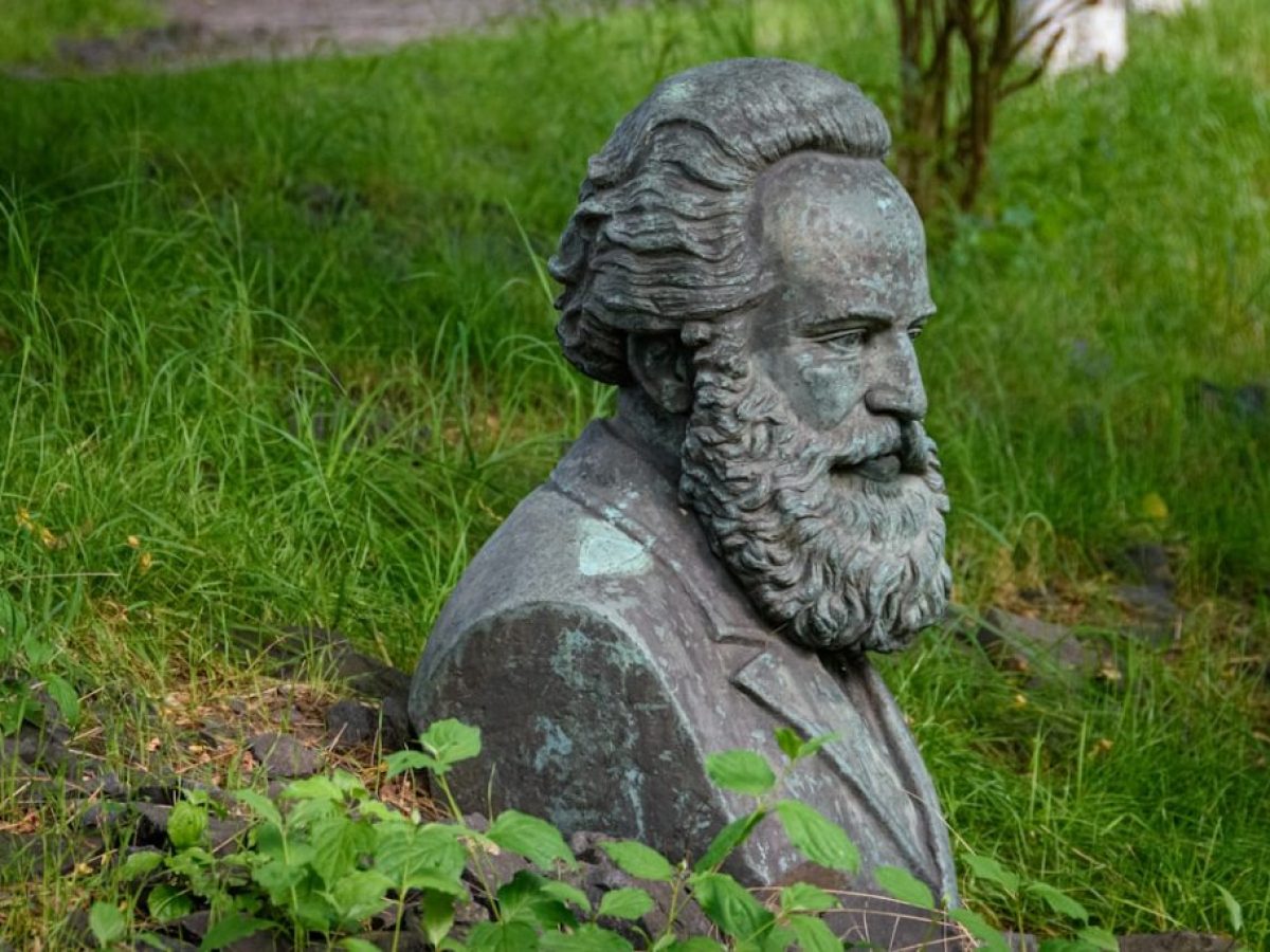 Βιβλία που μιλάνε για τον Σοσιαλισμό και τον Κομμουνισμό;