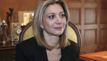 &Kappa;&alpha;&rho;&alpha;&chi;ά&lambda;&iota;&omicron;&sigmaf; &gamma;&iota;&alpha; &Kappa;&alpha;&rho;&upsilon;&sigma;&tau;&iota;&alpha;&nu;&omicron;ύ: &laquo;&Epsilon;ί&nu;&alpha;&iota; &alpha;&upsilon;&tau;&alpha;&rho;&chi;&iota;&kappa;ή, &delta;&epsilon;&nu; &delta;έ&chi;&epsilon;&tau;&alpha;&iota; &kappa;&alpha;&mu;ί&alpha; &kappa;&rho;&iota;&tau;&iota;&kappa;ή, &epsilon;&pi;&iota;&lambda;έ&gamma;&epsilon;&iota; &tau;&omicron; &sigma;&tau;&rho;&alpha;&tau;ό&pi;&epsilon;&delta;&omicron; &tau;&eta;&sigmaf; &upsilon;&pi;&epsilon;&rho;&delta;&epsilon;&xi;&iota;ά&sigmaf;&raquo;