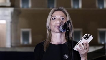 &Kappa;&alpha;&theta;&alpha;&rho;ό &sigma;ή&mu;&alpha; &gamma;&iota;&alpha; &nu;έ&omicron; &kappa;ό&mu;&mu;&alpha; &Kappa;&alpha;&rho;&upsilon;&sigma;&tau;&iota;&alpha;&nu;&omicron;ύ &ndash; &Mu;&epsilon; &pi;&omicron;&iota;&omicron;&upsilon;&sigmaf; &pi;&alpha;&epsilon;&iota;, &pi;&omicron;&iota;&omicron;&upsilon;&sigmaf; &alpha;&phi;ή&nu;&epsilon;&iota; &pi;ί&sigma;&omega;