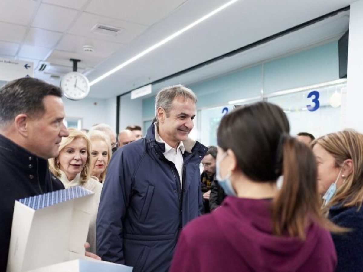 Κυριάκος Μητσοτάκης και Άδωνις Γεωργιάδης επισκέφτηκαν το «Γ. Γεννηματάς» και αντάλλαξαν ευχές με ασθενείς και προσωπικό