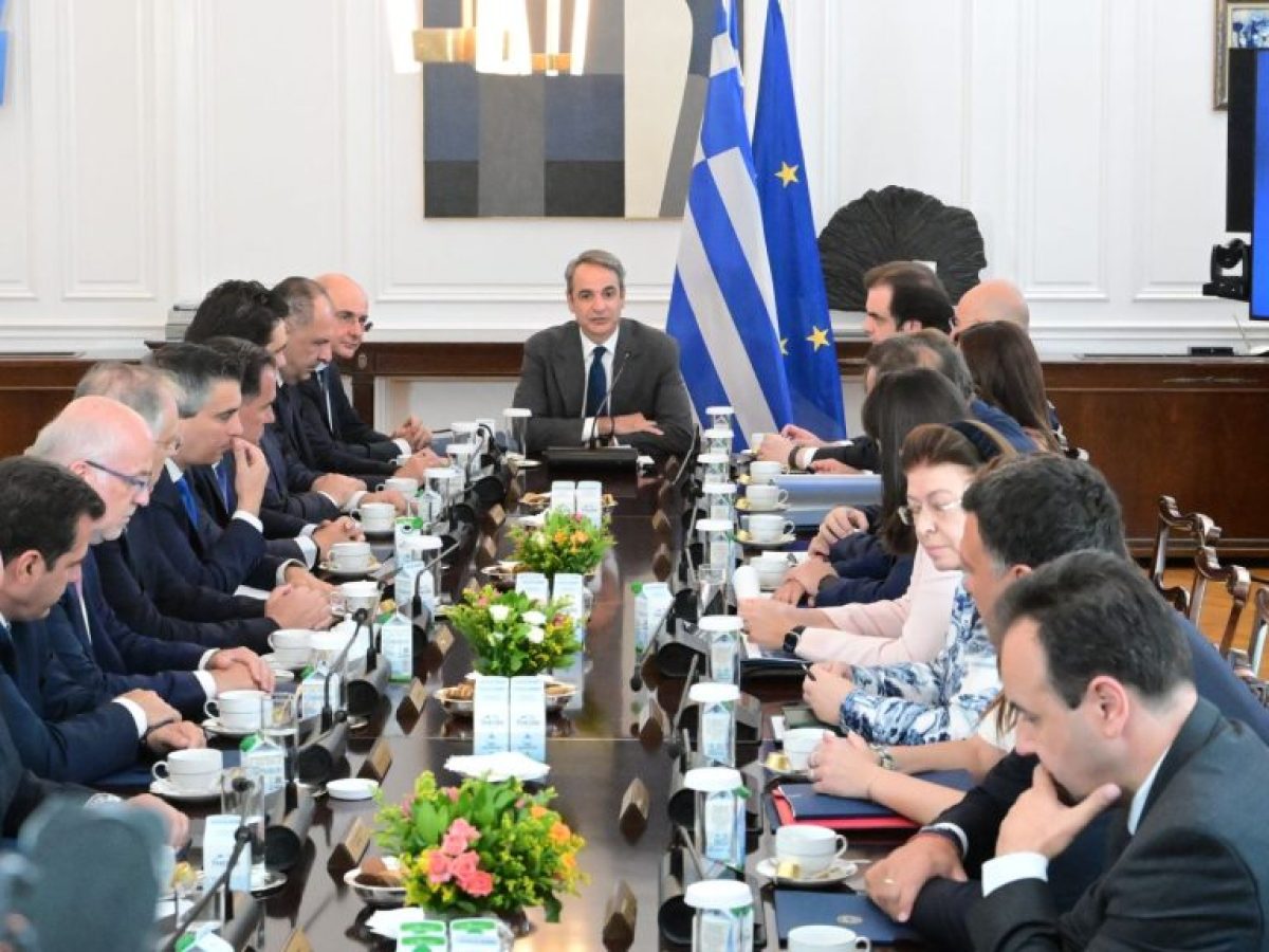 Κυβέρνηση: Επιχείρηση απεγκλωβισμού από το τρακτέρ με παροχές και εξαγγελίες – Συνεδριάζει το υπουργικό 