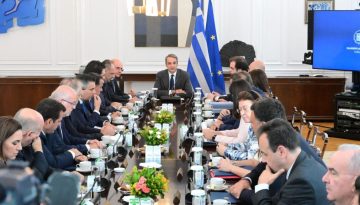 Κυβέρνηση: Επιχείρηση απεγκλωβισμού από το τρακτέρ με παροχές και εξαγγελίες – Συνεδριάζει το υπουργικό 