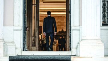 &Kappa;&upsilon;&beta;έ&rho;&nu;&eta;&sigma;&eta;: &Pi;ώ&sigmaf; &epsilon;&xi;&eta;&gamma;&epsilon;ί &tau;&omicron; &nu;&alpha;&upsilon;ά&gamma;&iota;&omicron; &tau;&omicron;&upsilon; &delta;&iota;&alpha;&lambda;ό&gamma;&omicron;&upsilon; &mu;&epsilon; &tau;&omicron;&upsilon;&sigmaf; &alpha;&gamma;&rho;ό&tau;&epsilon;&sigmaf;