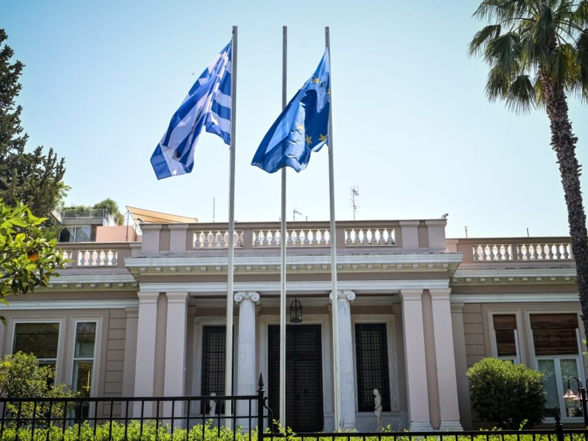 Κυβερνητικές πηγές: «Σύνθετο νομικά ζήτημα η συμμετοχή της Ελλάδας στο Συμβούλιο Ειρήνης του Τραμπ»