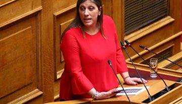 &Kappa;ό&nu;&tau;&rho;&alpha; &Kappa;&omega;&nu;&sigma;&tau;&alpha;&nu;&tau;&omicron;&pi;&omicron;ύ&lambda;&omicron;&upsilon; &ndash; &Kappa;&alpha;&iota;&rho;ί&delta;&eta; &sigma;&tau;&eta;&nu; &Omicron;&lambda;&omicron;&mu;έ&lambda;&epsilon;&iota;&alpha;: &laquo;Ά&sigma;&epsilon; &mu;&alpha;&sigmaf; &kappa;&omicron;&upsilon;&kappa;&lambda;ί&tau;&sigma;&alpha; &mu;&omicron;&upsilon;&raquo; &ndash; &laquo;&Epsilon;&gamma;ώ &delta;&epsilon;&nu; &kappa;ά&nu;&omega; &ldquo;&delta;&omicron;&upsilon;&lambda;ί&tau;&sigma;&epsilon;&sigmaf;&rdquo;&raquo;