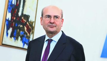 &Kappa;&omega;&sigma;&tau;ή&sigmaf; &Chi;&alpha;&tau;&zeta;&eta;&delta;ά&kappa;&eta;&sigmaf;: &laquo;&Delta;&epsilon;&nu; &pi;ά&mu;&epsilon; &mu;&pi;&rho;&omicron;&sigma;&tau;ά &mu;&epsilon; &pi;&epsilon;&tau;&rho;&omicron;&pi;ό&lambda;&epsilon;&mu;&omicron;&raquo;