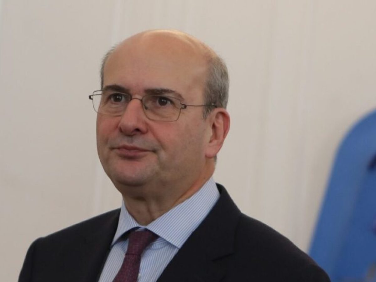 Κωστής Χατζηδάκης: Το ΠΑΣΟΚ συνδυάζει άγνοια και δημαγωγία – «Μισόλογα και σοφιστίες» λέει η Χαριλάου Τρικούπη