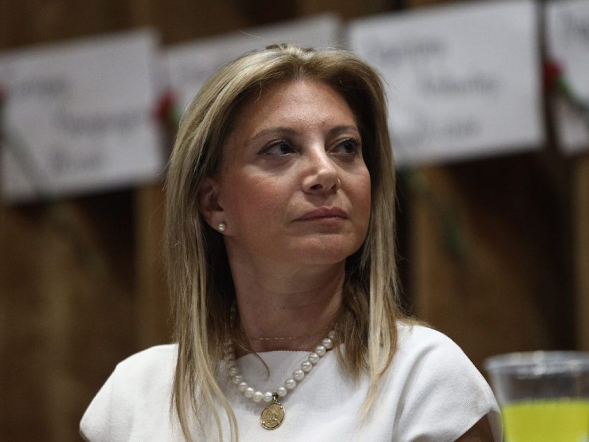 &Mu;&alpha;&rho;ί&alpha; &Kappa;&alpha;&rho;&upsilon;&sigma;&tau;&iota;&alpha;&nu;&omicron;ύ: &laquo;Ά&pi;&epsilon;&iota;&rho;&eta; &kappa;&alpha;&iota; &pi;&epsilon;&lambda;&alpha;&gamma;&omega;&mu;έ&nu;&eta;&raquo;, &pi;&omicron;&iota;&omicron;&iota; &tau;&eta; &theta;έ&lambda;&omicron;&upsilon;&nu; &mu;&pi;&rho;&omicron;&sigma;&tau;ά, &pi;&omicron;&iota;&omicron;&iota; &alpha;&nu;&tau;&iota;&delta;&rho;&omicron;ύ&nu;