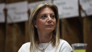 &Mu;&alpha;&rho;ί&alpha; &Kappa;&alpha;&rho;&upsilon;&sigma;&tau;&iota;&alpha;&nu;&omicron;ύ: &laquo;Ά&pi;&epsilon;&iota;&rho;&eta; &kappa;&alpha;&iota; &pi;&epsilon;&lambda;&alpha;&gamma;&omega;&mu;έ&nu;&eta;&raquo;, &pi;&omicron;&iota;&omicron;&iota; &tau;&eta; &theta;έ&lambda;&omicron;&upsilon;&nu; &mu;&pi;&rho;&omicron;&sigma;&tau;ά, &pi;&omicron;&iota;&omicron;&iota; &alpha;&nu;&tau;&iota;&delta;&rho;&omicron;ύ&nu;