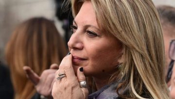 &Mu;&alpha;&rho;ί&alpha; &Kappa;&alpha;&rho;&upsilon;&sigma;&tau;&iota;&alpha;&nu;&omicron;ύ: &Tau;&omicron; &delta;&iota;&epsilon;&phi;&theta;&alpha;&rho;&mu;έ&nu;&omicron; &pi;&omicron;&lambda;&iota;&tau;&iota;&kappa;ό &sigma;ύ&sigma;&tau;&eta;&mu;&alpha; &pi;&omicron;&tau;έ &delta;&epsilon;&nu; &theta;&alpha; &delta;ώ&sigma;&epsilon;&iota; &lambda;ύ&sigma;&epsilon;&iota;&sigmaf;