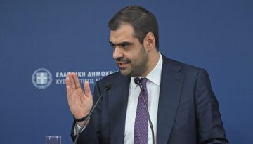 &Mu;&alpha;&rho;&iota;&nu;ά&kappa;&eta;&sigmaf; &gamma;&iota;&alpha; &alpha;&gamma;&rho;ό&tau;&epsilon;&sigmaf;: &laquo;&Delta;&epsilon; &lambda;&epsilon;&iota;&tau;&omicron;&upsilon;&rho;&gamma;&omicron;ύ&mu;&epsilon; &mu;&epsilon; ό&rho;&omicron;&upsilon;&sigmaf; &tau;&epsilon;&lambda;&epsilon;&sigma;ί&gamma;&rho;&alpha;&phi;&omega;&nu;&raquo;