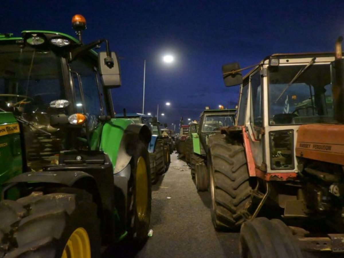 Μαξίμου προς αγρότες: Διάλογος με Χατζηδάκη, Τσιάρα και ανοιχτούς δρόμους
