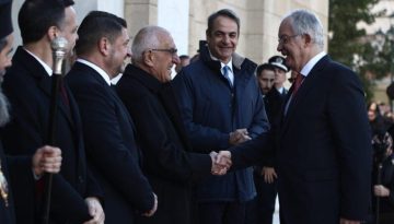 &Mu;&epsilon; &kappa;&alpha;&phi;έ &sigma;&tau;&omicron; &Kappa;&omicron;&lambda;&omega;&nu;ά&kappa;&iota; &xi;&epsilon;&kappa;ί&nu;&eta;&sigma;&epsilon; &tau;&omicron; 2026 &gamma;&iota;&alpha; &tau;&eta;&nu; &pi;&omicron;&lambda;&iota;&tau;&iota;&kappa;ή &eta;&gamma;&epsilon;&sigma;ί&alpha; &ndash; &Delta;&epsilon;ί&tau;&epsilon; &beta;ί&nu;&tau;&epsilon;&omicron; &kappa;&alpha;&iota; &phi;&omega;&tau;&omicron;&gamma;&rho;&alpha;&phi;ί&epsilon;&sigmaf;