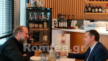 &Mu;&epsilon; &tau;&omicron;&nu; &Mu;&eta;&tau;&rho;&omicron;&pi;&omicron;&lambda;ί&tau;&eta; &Phi;&iota;&lambda;ό&theta;&epsilon;&omicron; &kappa;&alpha;&iota; &tau;&omicron;&nu; &delta;ή&mu;&alpha;&rho;&chi;&omicron; &Theta;&epsilon;&sigma;&sigma;&alpha;&lambda;&omicron;&nu;ί&kappa;&eta; &sigma;&upsilon;&nu;&alpha;&nu;&tau;ή&theta;&eta;&kappa;&epsilon; &omicron; &Alpha;&lambda;έ&xi;&eta;&sigmaf; &Tau;&sigma;ί&pi;&rho;&alpha;&sigmaf;