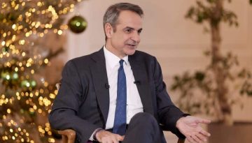 &Mu;ή&nu;&upsilon;&mu;&alpha; &Mu;&eta;&tau;&sigma;&omicron;&tau;ά&kappa;&eta; &gamma;&iota;&alpha; &tau;&alpha; &Theta;&epsilon;&omicron;&phi;ά&nu;&epsilon;&iota;&alpha;: &laquo;&Mu;&epsilon; &sigma;&iota;&gamma;&omicron;&upsilon;&rho;&iota;ά &kappa;&alpha;&iota; &sigma;&chi;έ&delta;&iota;&omicron;, &tau;&alpha; &kappa;&alpha;&lambda;ύ&tau;&epsilon;&rho;&alpha; &epsilon;ί&nu;&alpha;&iota; &mu;&pi;&rho;&omicron;&sigma;&tau;ά &mu;&alpha;&sigmaf;&raquo;