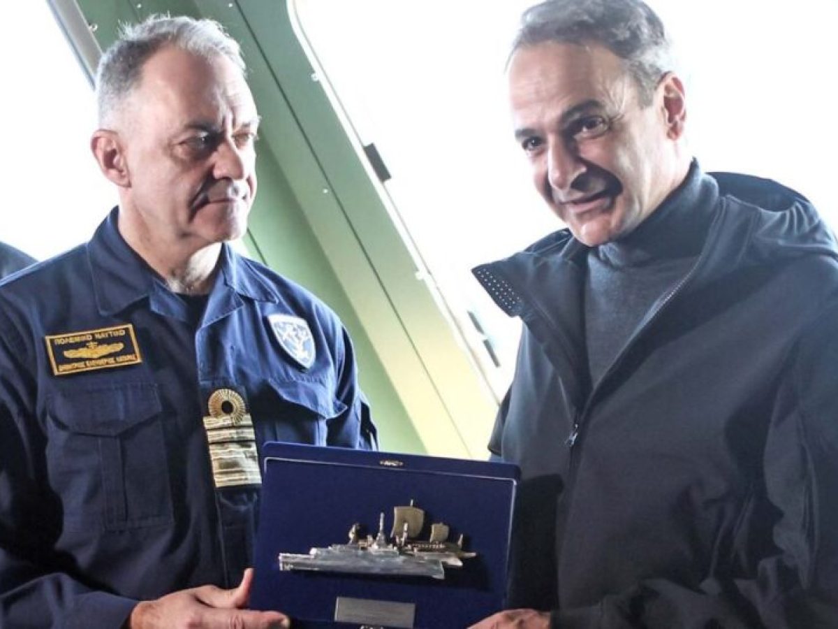 Μητσοτάκης στη φρεγάτα «Κίμων»: Το πρώτο χρέος μας είναι να παραδώσουμε μία πιο ασφαλή πατρίδα