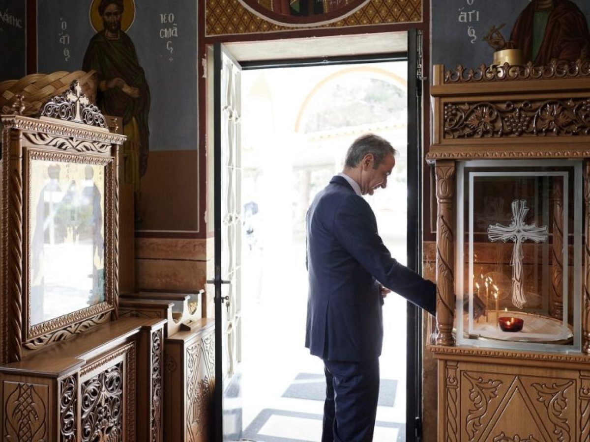 Μητσοτάκης: Άναψε κερί για τα Θεοφάνια στο εκκλησάκι της 110 Πτέρυγας Μάχης