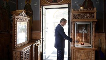 Μητσοτάκης: Άναψε κερί για τα Θεοφάνια στο εκκλησάκι της 110 Πτέρυγας Μάχης